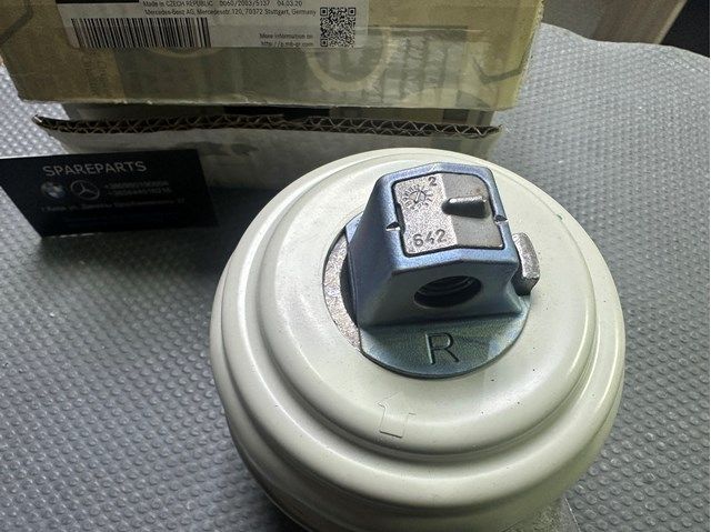 Подушка двигуна права (4Matic) Mercedes-Benz (A2212405617) A2212405617 фото