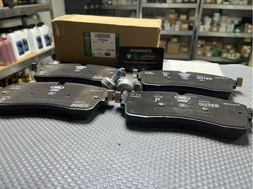 Колодки гальмівні передні Range Rover L405/L494/L462 2019- Land Rover (LR162044) LR162044 фото