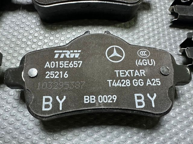 Комплект задних тормозных колодок CLA/GLA MERCEDES-BENZ (A0004206704) A0004206704 фото