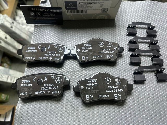 Комплект задних тормозных колодок CLA/GLA MERCEDES-BENZ (A0004206704) A0004206704 фото