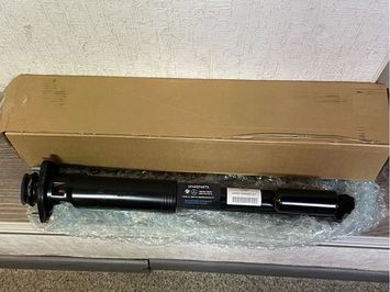Амортизатор задній лівий Land Rover (LR023580) LR023580 фото