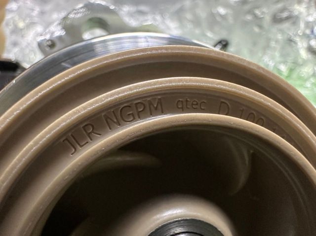 Помпа водяна 3.0 Ingenium AJ20P6 LAND ROVER (104123463) 104123463 фото