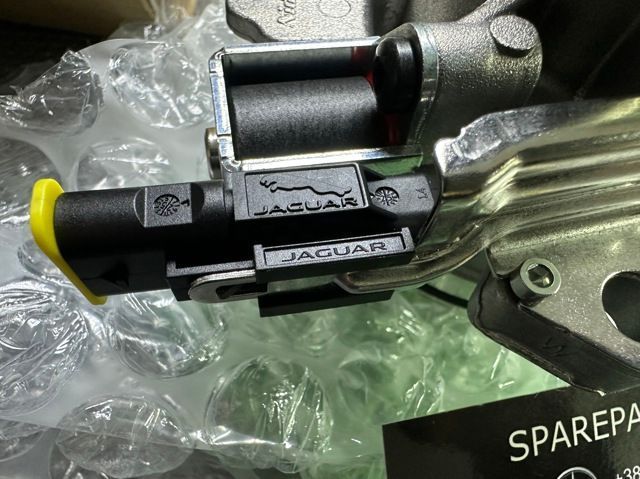 Помпа водяна 3.0 Ingenium AJ20P6 LAND ROVER (104123463) 104123463 фото